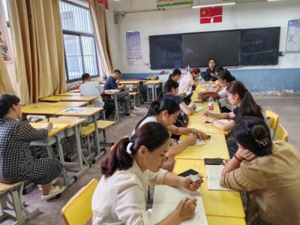 正规实盘配资平台 小学老师教高中，“跨学段任教”不可硬跨