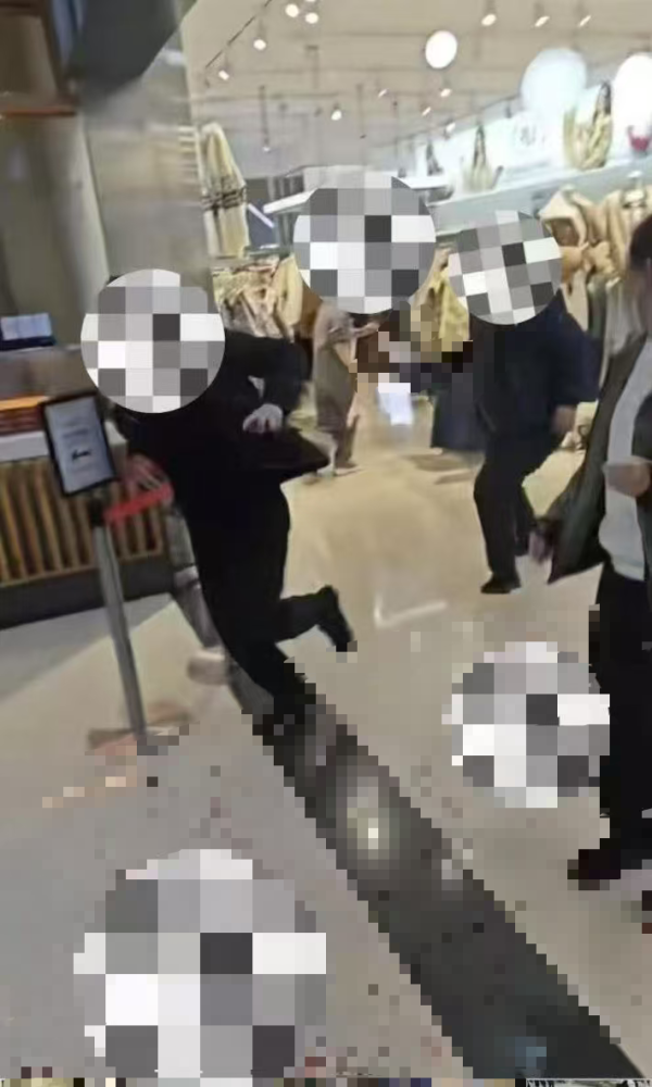 配资代理平台 许昌胖东来生活广场内突发伤人事件，多方回应：发生于一楼大厅，嫌犯已被当场抓获