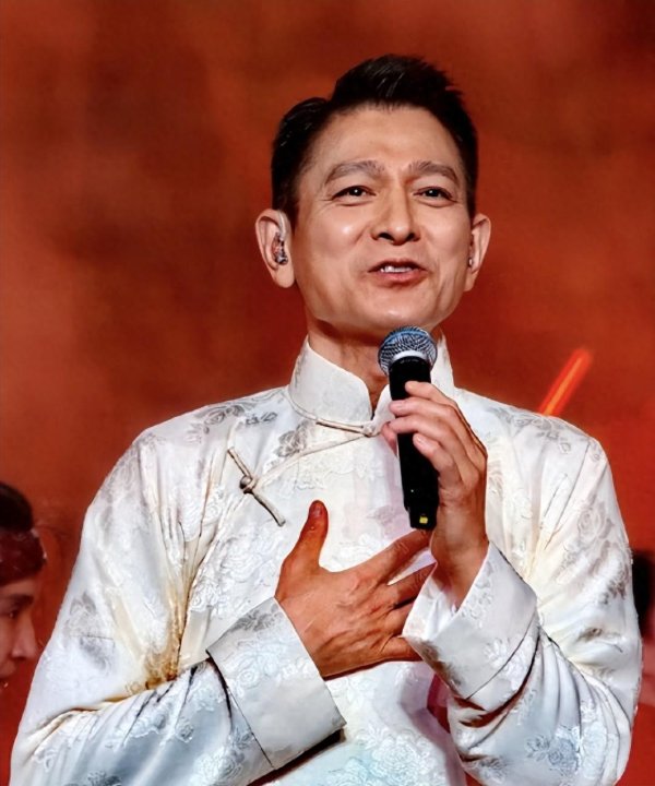 配资代理平台 刘德华大概率不会参加晚会了，不是他不想，而是主办方不敢邀请了