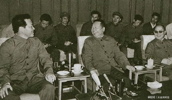 正规实盘配资平台 46年邓小平批评张廷发，张廷发气得掀桌子，75年反而得到邓公重用