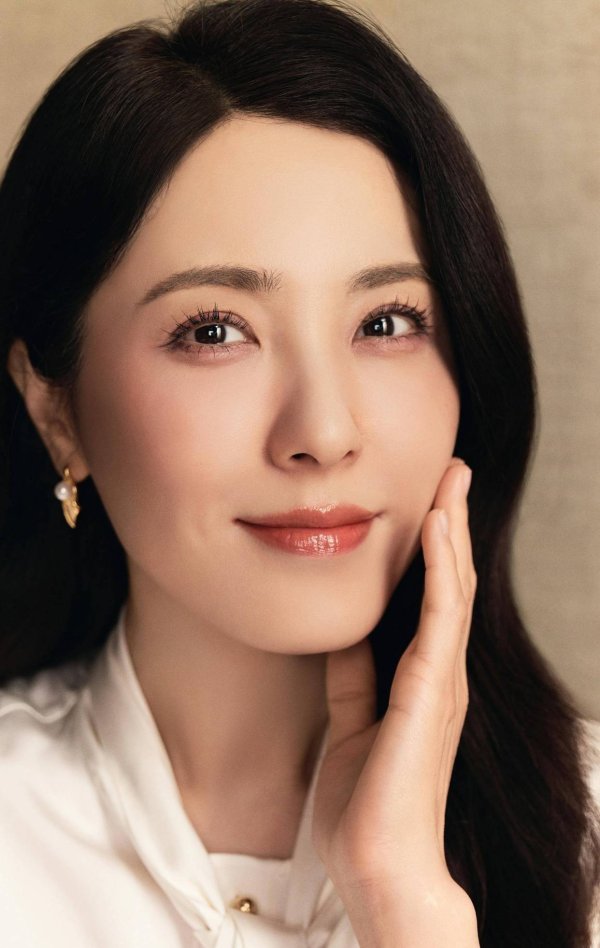 天天配资网 中戏两百年难遇的美女曾黎：拒绝张艺谋，49岁种地17年素食，活成最清醒的样子
